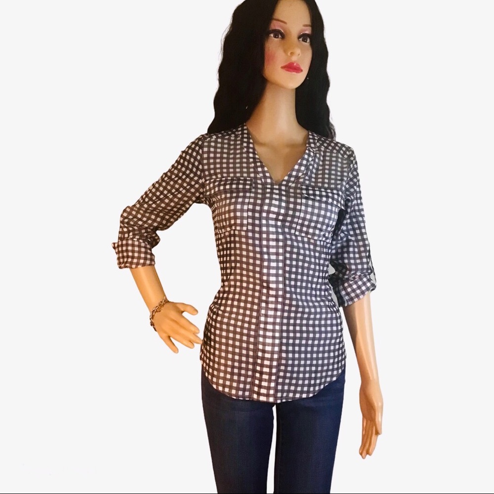 Chic black and white white blouse
